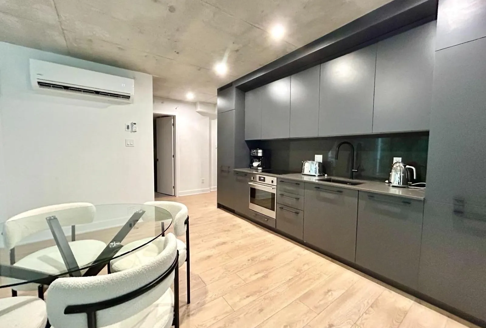 Modern 2 Bedroom Condo In Griffintown - Stylish And Convenient Μόντρεαλ