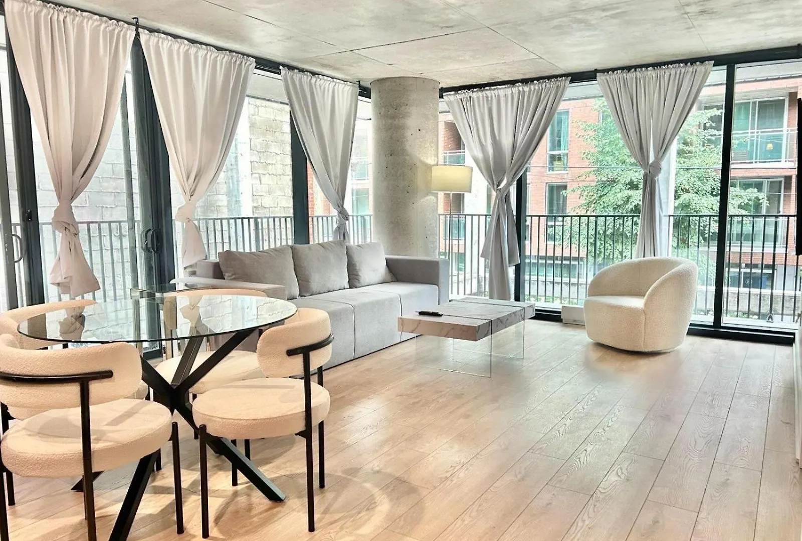 Modern 2 Bedroom Condo In Griffintown - Stylish And Convenient Μόντρεαλ